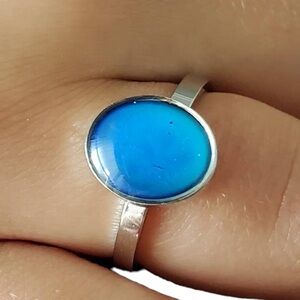 NWT Silver Mood Ring size 7 — color changing stone - blue green red purple lime